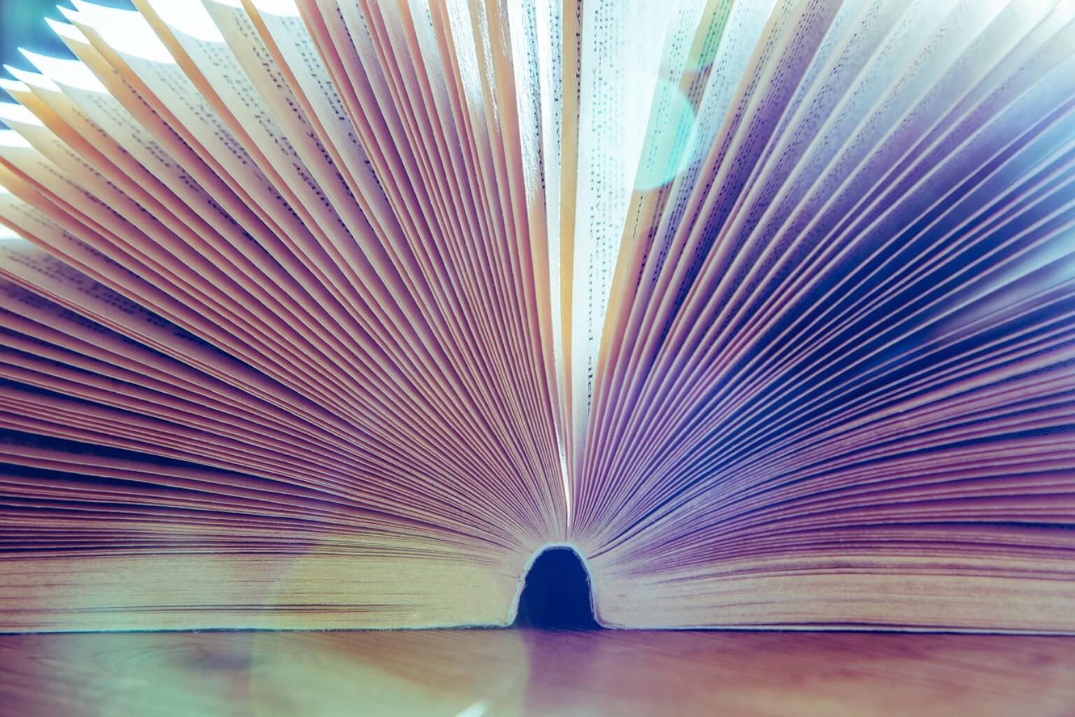 book-pages-turning-reading-story-1536×1024 – Rabino Sacks en Español
